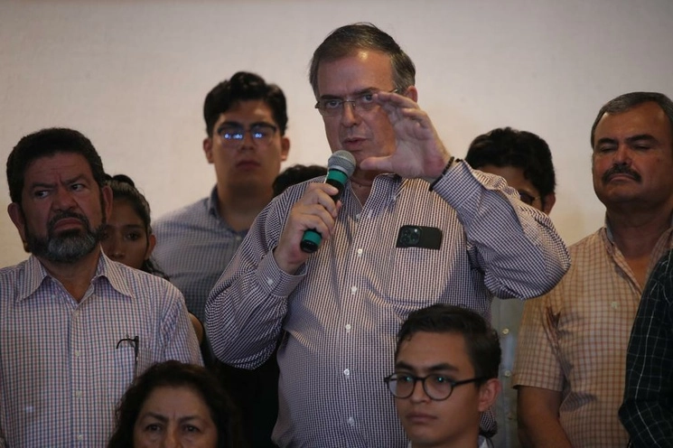 Marcelo Ebrard, acompañado de ciudadanos, ofrece conferencia de prensa en un hotel al sur de la capital del país, el 3 de julio de 2023. Foto María Luisa Severiano