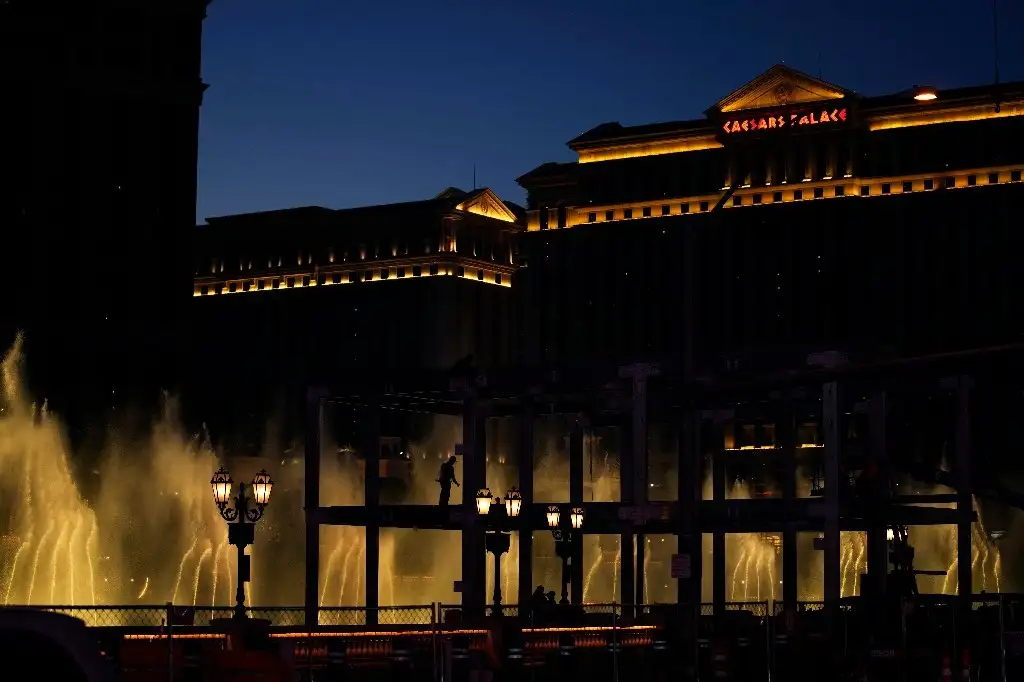 Trabajadores construyen una tribuna frente a las fuentes de un hotel-casino, previo al GP de Las Vegas, el 19 de octubre de 2023. Foto Ap