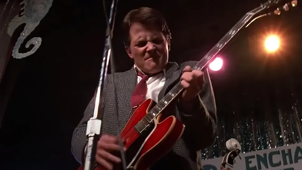 En la película, el personaje de Michael J. Fox toca una versión de la canción "Johnny B. Goode", cuyo ritmo de ña guitarra eléctrica deja estupefacto al público.