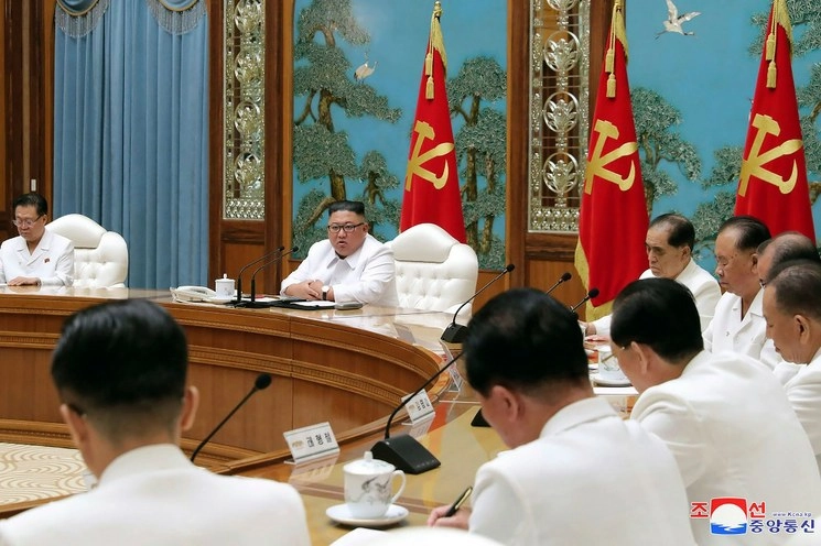 En esta imagen distribuida por el gobierno, el líder norcoreano Kim Jong un (centro) aparece en una reunión del Buró Político del partido único, en Pyonyang. Foto KCNA vía Ap
