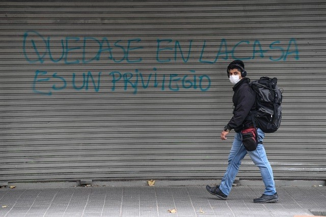 En una calle de Santiago, la capital chilena. Foto Xinhua