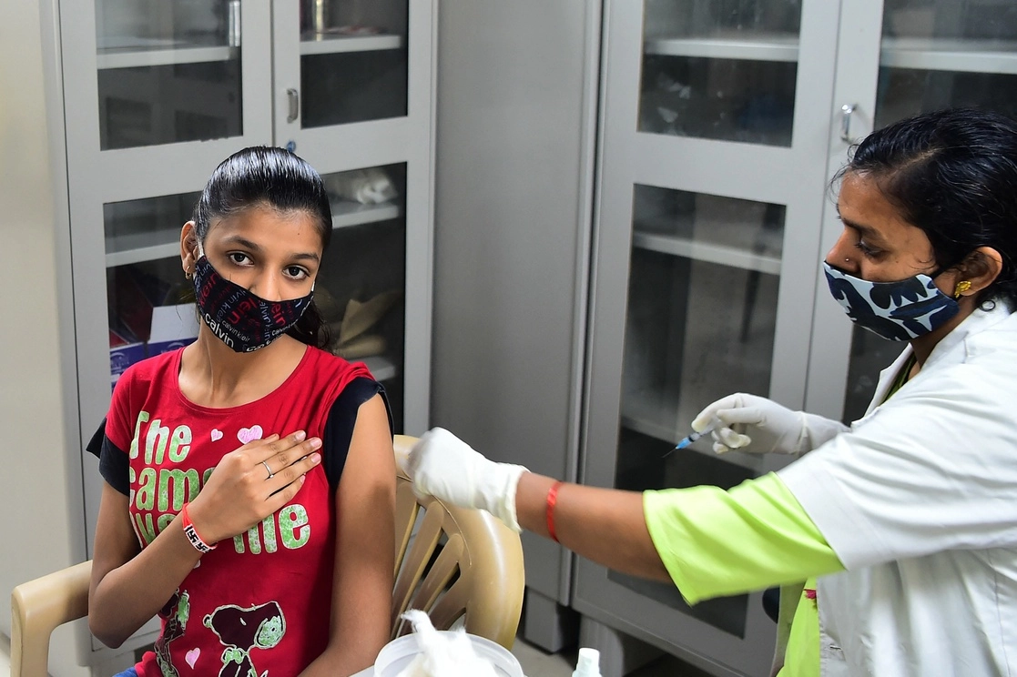 Una persona menor de edad es vacunada contra el covid-19 en Allahabad, India. Foto Afp/Archivo 