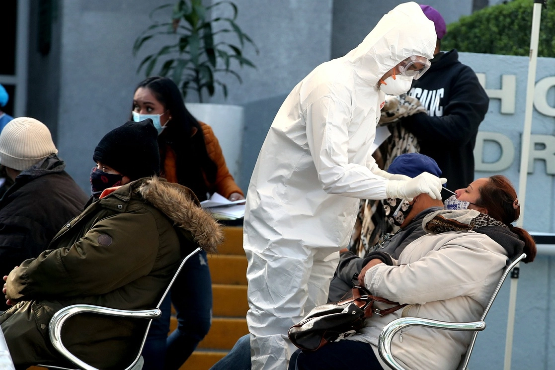 Personal de salud aplica pruebas de covid-19 a personas en el Hospital General Regional No. 1 del IMSS. Foto José Antonio López