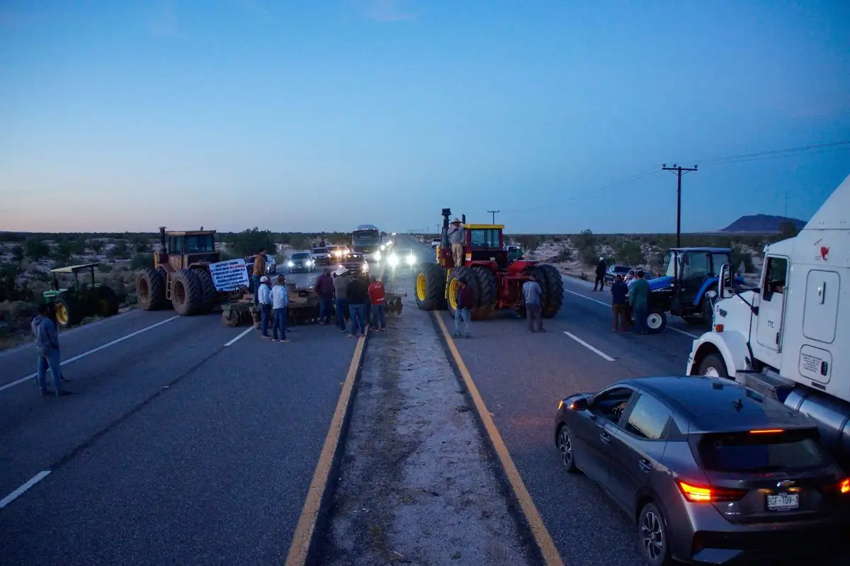 Agricultores del Valle de Mexicali bloquean desde ayer la carretera a San Felipe, sumándose al paro que mantiene cerrada la carretera Mexicali–San Luis Río Colorado, en el marco de un movimiento nacional que ya afecta 29 tramos carreteros. 