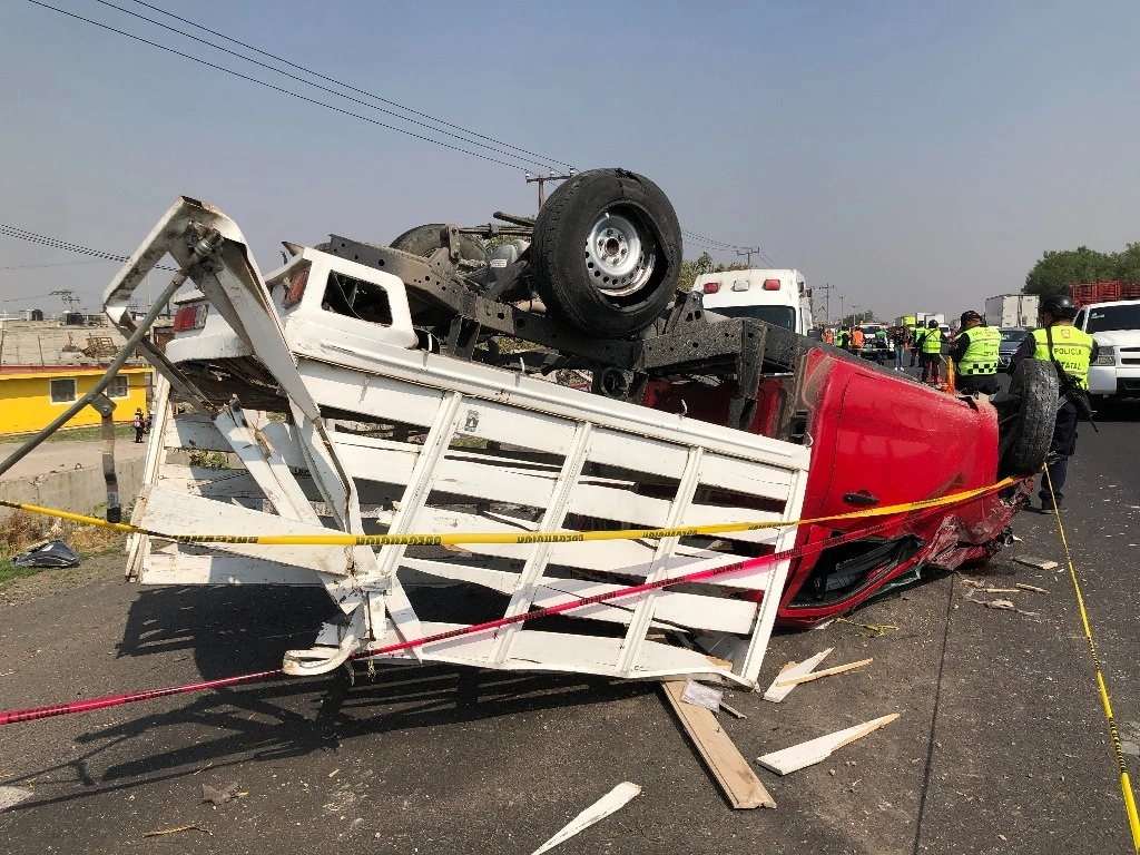 El percance ocurrió cuando el conductor de una camioneta, tipo estaquitas de carga, perdió el control por el exceso de velocidad, el 6 de abril de 2023. En la unidad viajaban cuatro trabajadores de una empresa. Foto Javier Salinas Cesáreo