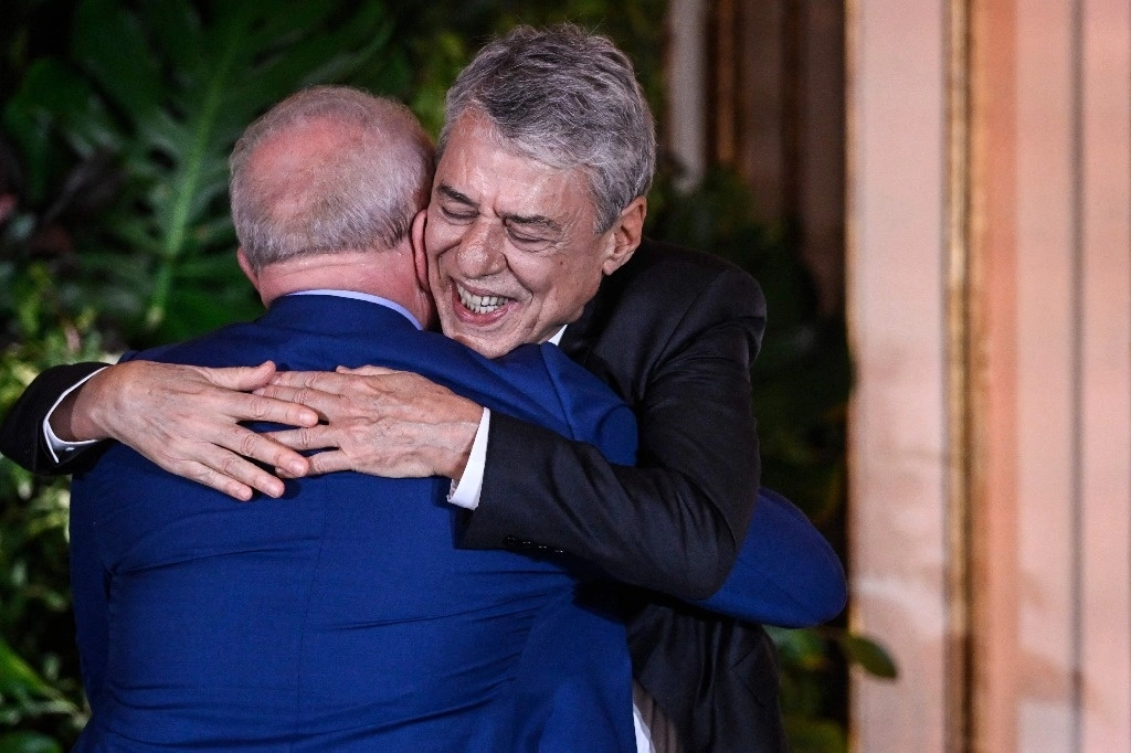 El presidente de Brasil Luiz Inácio Lula da Silva saluda al cantante y compositor Chico Buarque al final de su discurso durante la ceremonia de entrega del Premio de Literatura Camoes en el Palacio Queluz, en Queluz, Portugal, el 24 de abril de 2023. Foto Afp