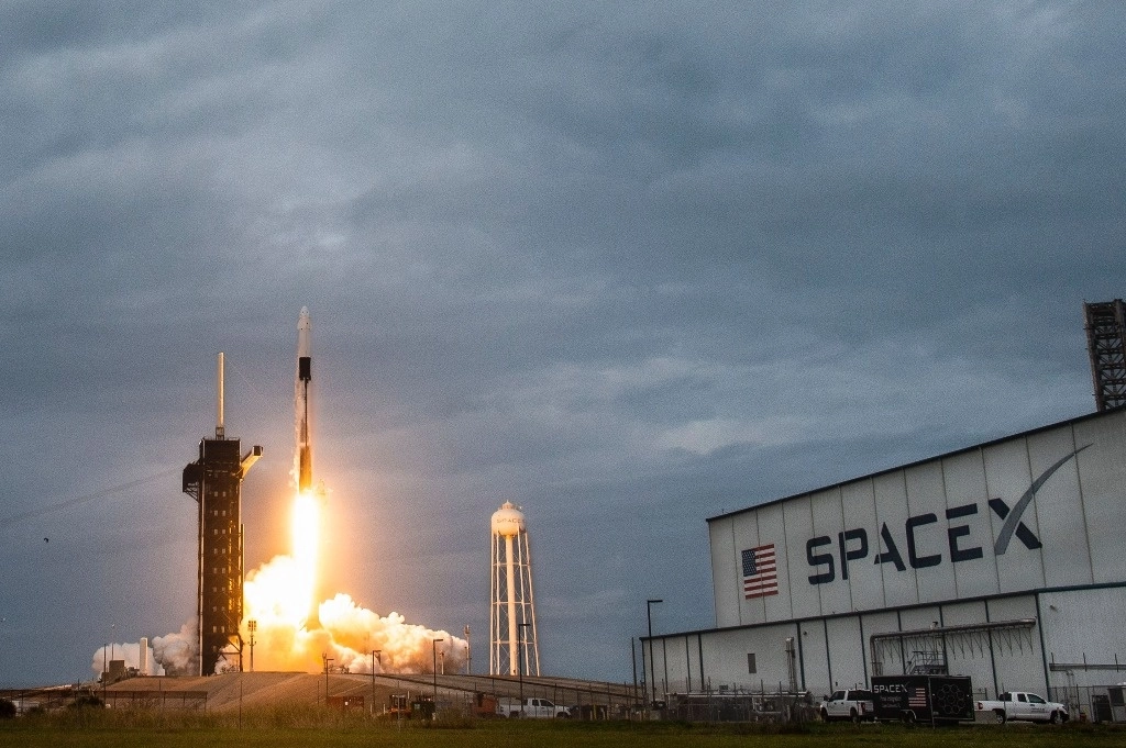 Un cohete SpaceX Falcon 9 con su cápsula Crew Dragon se lanza desde la plataforma LC-39A durante la Misión Axiom Tres (Ax-3) en el Centro Espacial Kennedy, en Cabo Cañaveral, Florida, el 18 de enero de 2024. Foto Afp