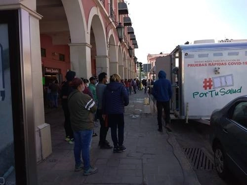 Para frenar el incremento de contagios de Covid-19, el ayuntamiento de Pachuca, Hidalgo, instaló en los portales de Plaza Juárez un módulo donde se realizan pruebas gratuitas de detección rápida. Foto Juan Ricardo Montoya