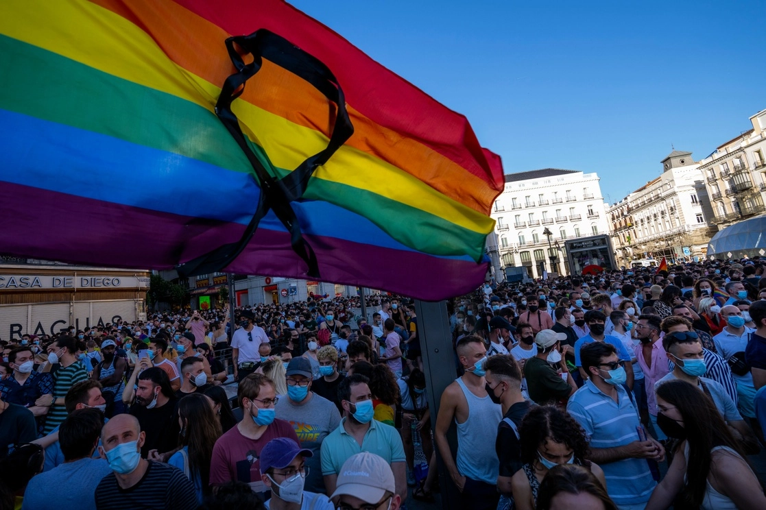 Durante una protesta en repudio del asesinato de Samuel Luiz, en la Puerta del Sol, en Madrid, el pasado 5 de julio. Foto Ap
