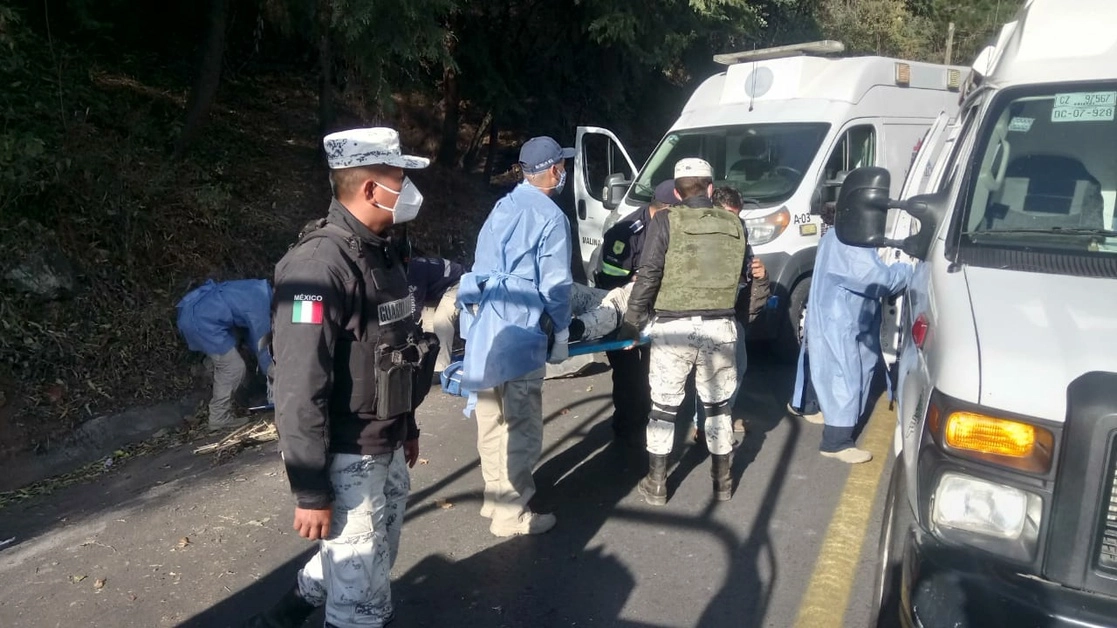 Cuatro elementos de la Guardia Nacional, que realizaban labores de vigilancia en la carretera San Nicolás Malinalco-Tenancingo, en el estado de México, resultaron lesionados al volcarse la unidad en la que viajaban, el 5 de febrero de 2021. Foto cortesía para 'La Jornada' 