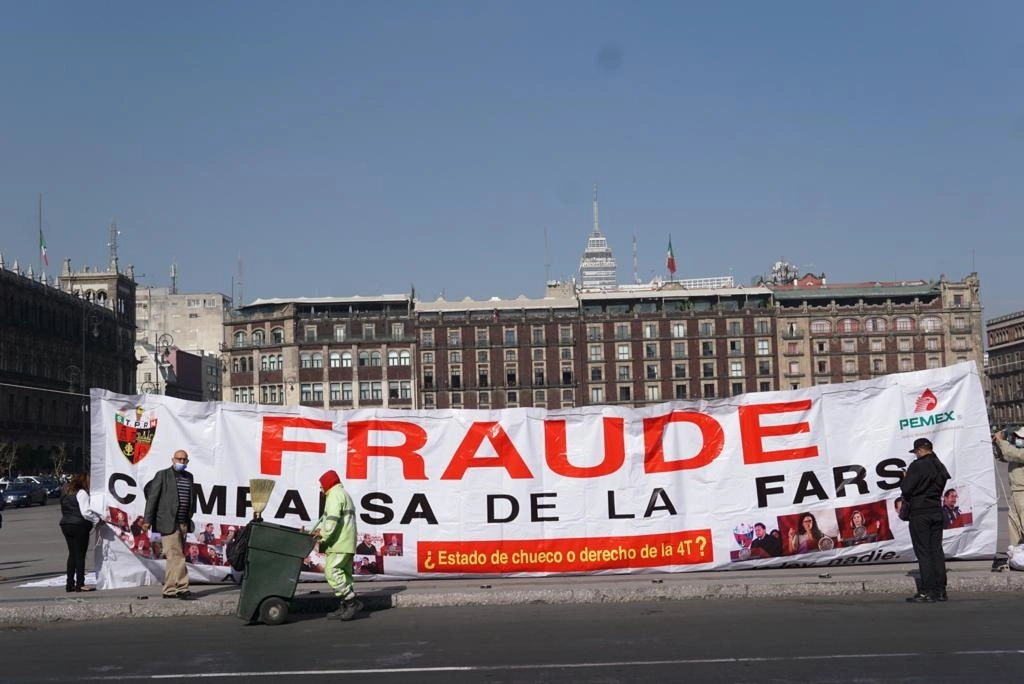 Miembros del Sindicato de Trabajadores Petroleros de la República Mexicana durante una protesta en “repudio y desprecio a Ricardo Aldana Prieto", quien dicen fue impuesto por la STPS para dirigir la organización. Foto Pablo Ramos / Archivo 