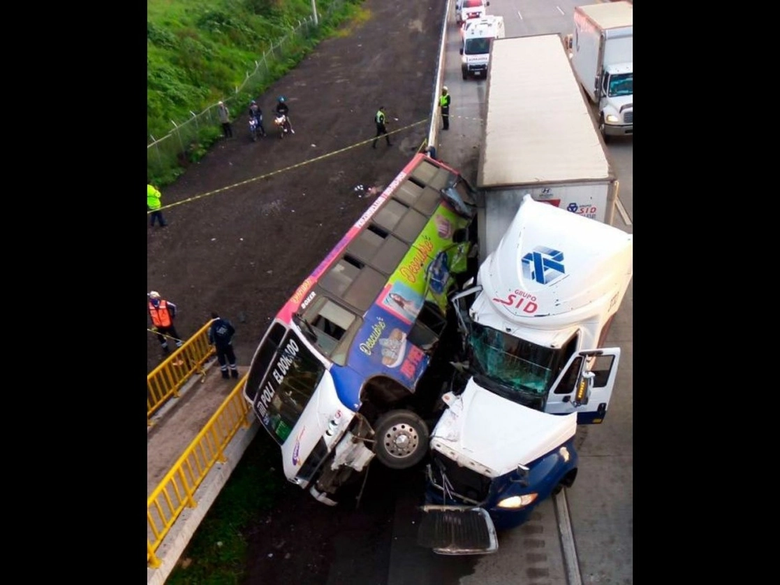 Cuatro pasajeros fallecieron y 12 resultaron lesionados al volcar el camión en el que viajaban, a la altura del kilómetro 44 de la autopista México-Querétaro, el 16 de julio de 2021. Foto tomada del Twitter de @luismiguelbaraa