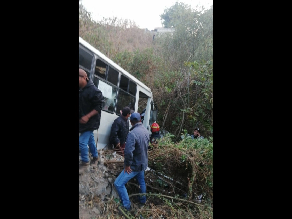 Personal de Protección Civil y Bomberos durante las labores de rescate de personas lesionadas y de fallecidos, que quedaron atrapados dentro de la unidad de transporte público, el 16 de enero de 2023. Foto 'La Jornada'