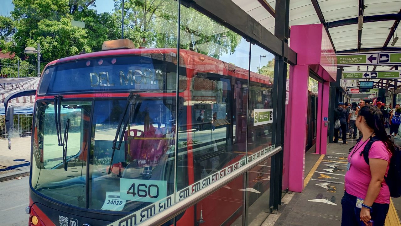 Al respecto, el Metrobús emitió una tarjeta informativa en la que indicó que tras el choque el conductor de la unidad detuvo la marcha y solicitó los servicios de emergencia. Foto 