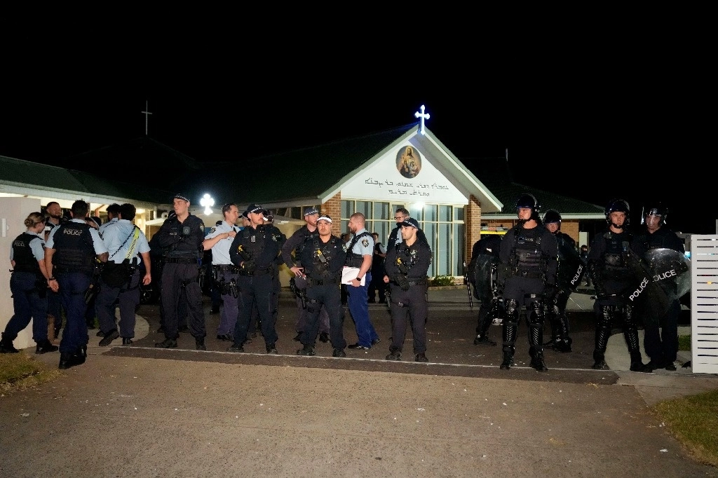 Cuatro personas resultaron heridas este lunes en un nuevo apuñalamiento ocurrido en Sídney, en una iglesia asiria. Foto Ap 