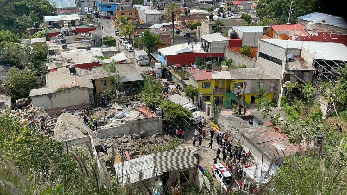 Cuatro personas fueron rescatadas de los escombros del derrumbe de las viviendas de la colonia Los Pilares de Cuernavaca, Morelos. Foto Rubicela Morelos