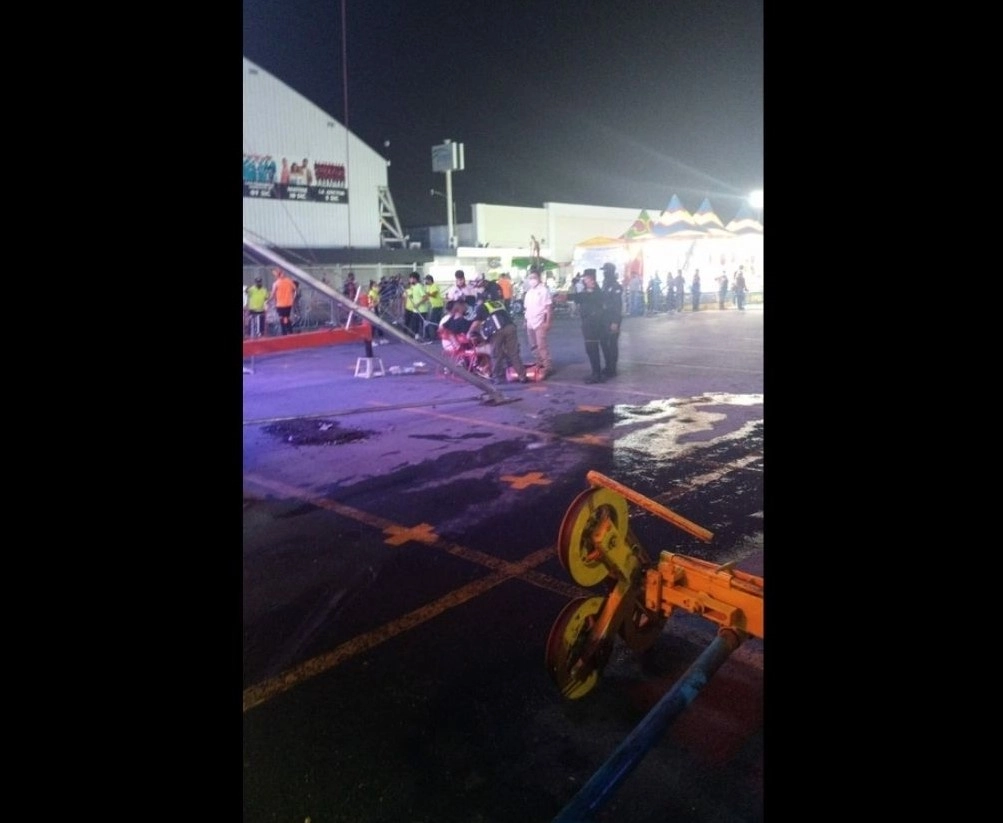 De acuerdo a testigos del accidente, una torre mecánica se vino a bajo mientras decenas de personas se encontraban en ella. Foto cortesía
