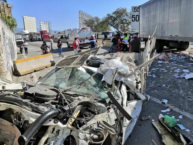 Cuatro heridos y nueve vehículos dañados es el saldo de un accidente en el kilómetro 86 del Paso Exprés, de la autopista del Sol, al norte de Cuernavaca, el 23 de febrero de 2022. Foto ‘La Jornada’