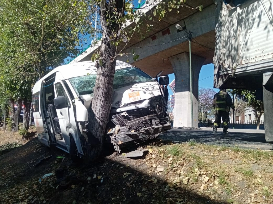 La combi y el camión tortón se estrellaron contra los árboles a la altura del fraccionamiento Las Rosas, en Periférico Norte, el 10 de marzo de 2021. Foto La Jornada