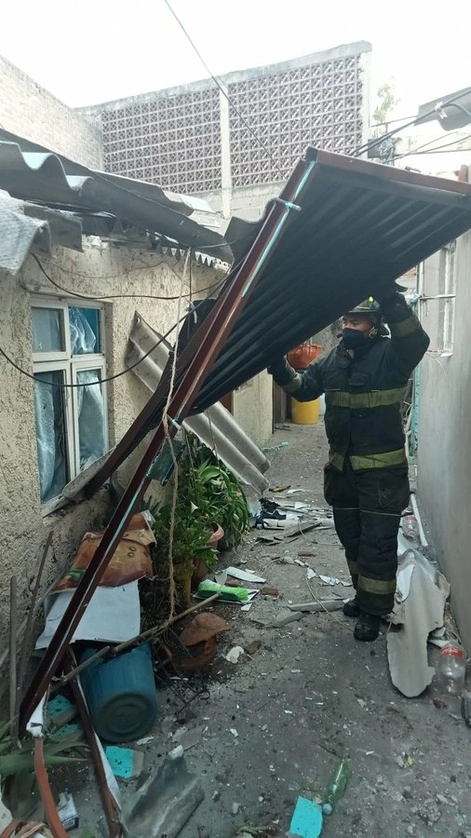 Al menos dos habitaciones del inmueble resultaron dañadas. Foto @Bomberos_CDMX