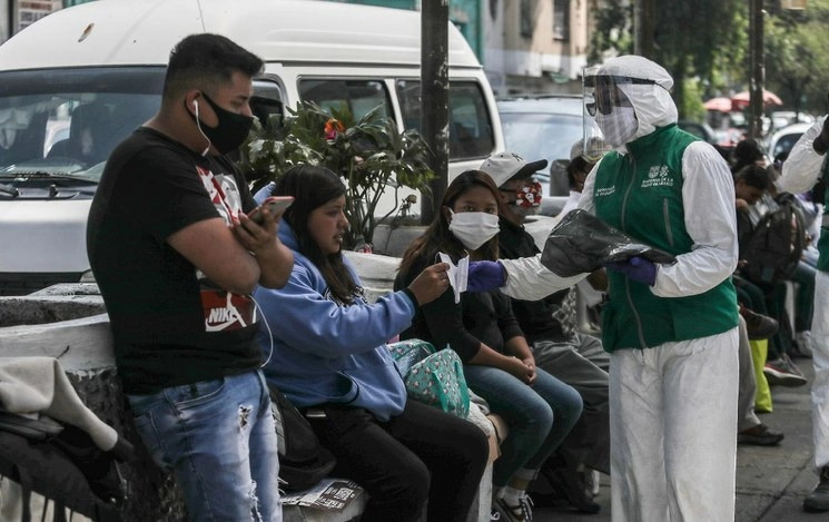 Familiares de personas contagiadas esperan afuera del Hospital General de la Ciudad de México. Foto Yazmín Ortega/Archivo 