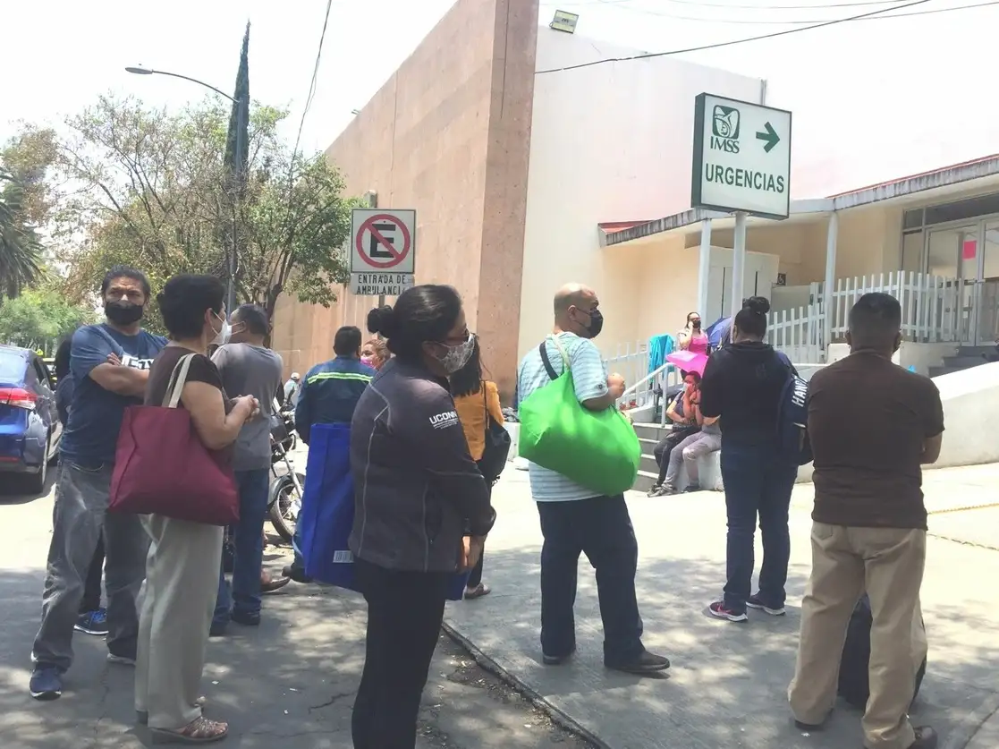 Hasta ayer, la cantidad de casos confirmados de Covid-19 es de un total de dos millones 366 mil 496. En la imagen, el exterior del área de Urgencias del Hospital General de Zona 1-A “Venados", el 8 de mayo de 2021. Foto Guillermo Sologuren