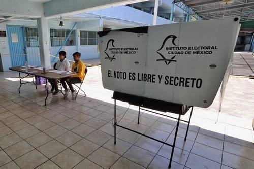 Mexicanos en el extranjero registrados en el INE participarán en las elecciones del próximo seis de junio. Foto Marco Peláez/Archivo