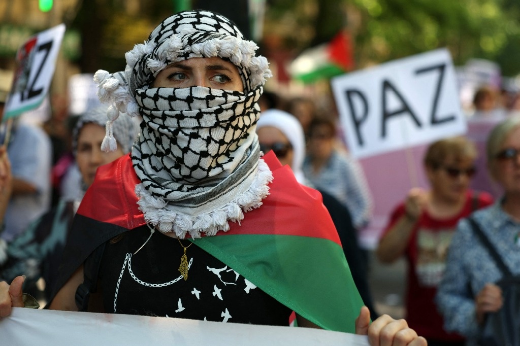 Four thousand people attend a pro-Palestinian demonstration in Madrid, Spain