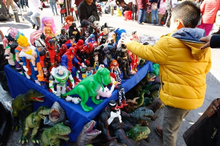 Elementos de la SSC CDMX vigilarán zonas de comercio compras por el "Día de Reyes". Foto Roberto García Ortiz