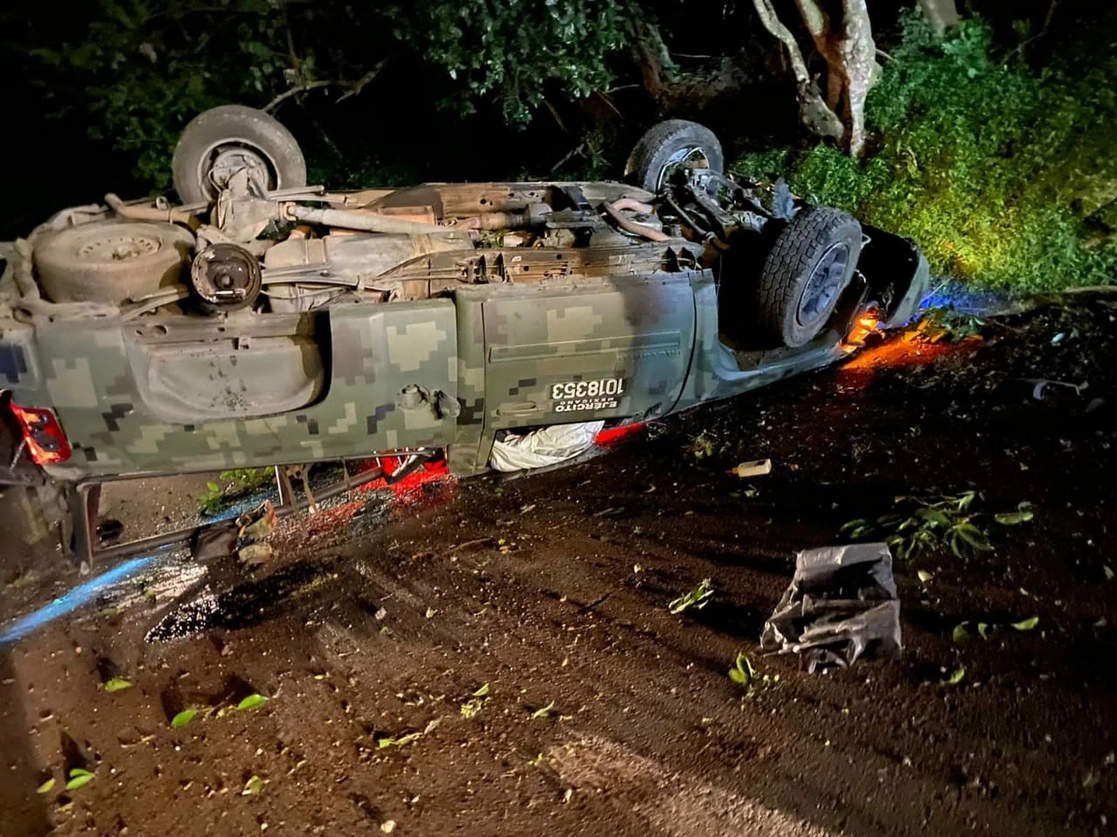 El vehículo volcó debido a una falla mecánica. Foto La Jornada