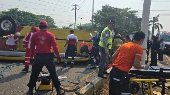 Elementos de la GN, Cruz Roja, de la SSPC, Sedena y PC ayudan en el rescate de los cuerpos que quedaron prensados por el autobús. Foto Tomada de @GN_Carreteras