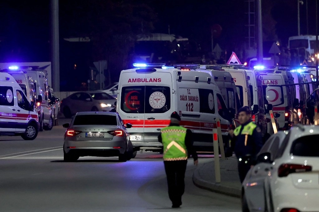 Cuatro personas murieron y otras 14 resultaron heridas en un ataque a la sede de una importante empresa de defensa turca cerca de Ankara. Foto Afp