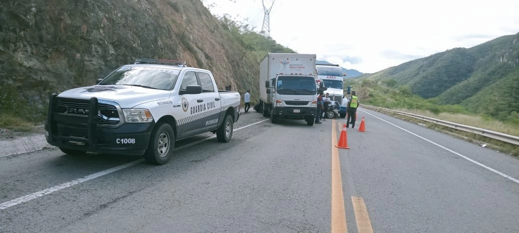
La Guardia Civil de Michoacán y paramédicos acudieron al lugar del siniestro; una de las víctimas falleció en un nosocomio de Apatzingán. Foto Tomada del Twittter @GC_Michoacan / Archivo
