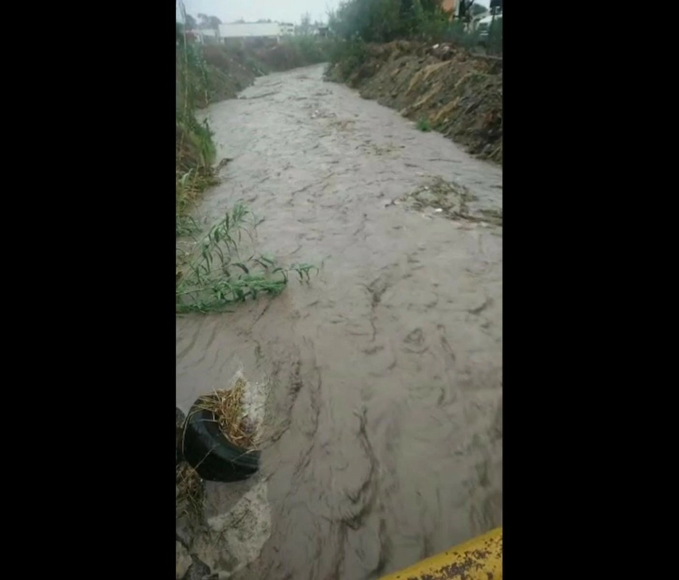 A consecuencia de las lluvias que se registran en la Zona Costa de Baja California, el martes se reportaron las muertes de dos mujeres y de un hombre en Tijuana y de otro varón en Playas de Rosarito. Foto cortesía Lindero Norte