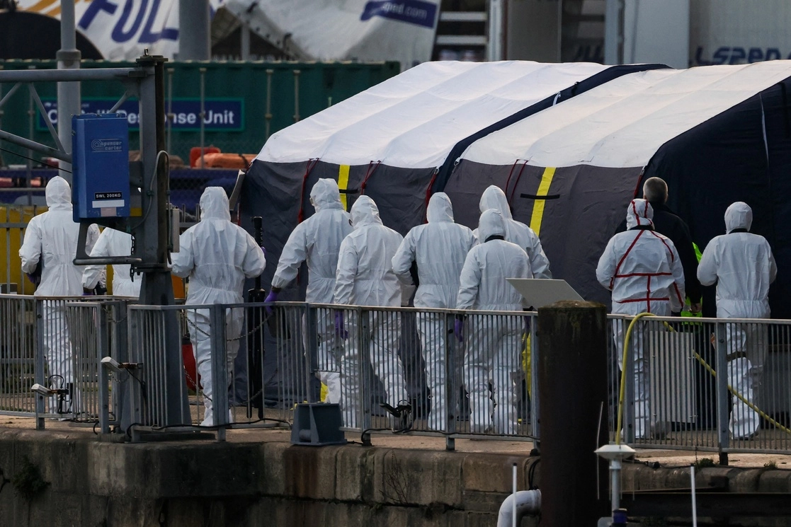 Policías foreneses llegan a la Marina en Dover, al sur de Inglaterra, para inspeccionar los cuerpos de los migrantes fallecidos en el Canal de la Mancha, el 14 de diciembre de 2022. Foto Afp