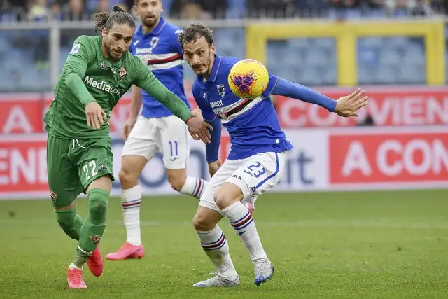 En imagen de febrero pasado, el delantero de la Sampdoria, Manolo Gabbiadini (derecha), disputa el balón con Martin Caceres, de la Fiorentina, durante un partido de la Serie A. Foto Tano Pecoraro / Lapresse vía Ap