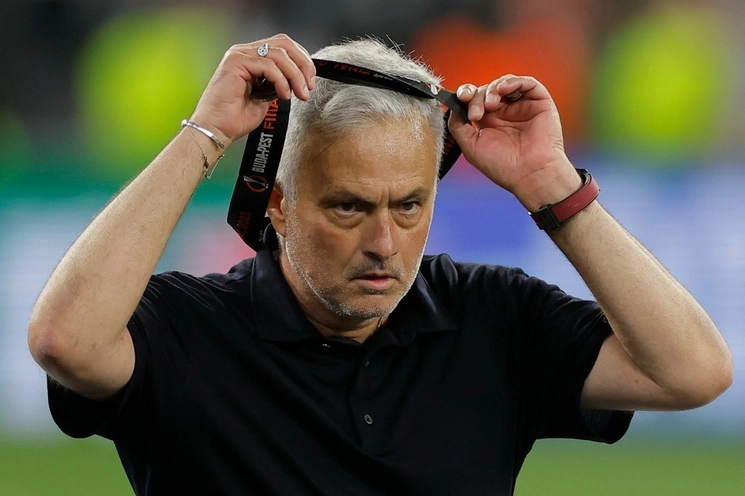 La comisión de disciplina de la UEFA castigó con cuatro partidos de suspensión al entrenador de la AS Roma, José Mourinho, por los insultos que profirió al árbitro durante la final de la Europa League que el equipo italiano perdió contra el Sevilla el pasado 31 de mayo. Foto Afp / Archivo