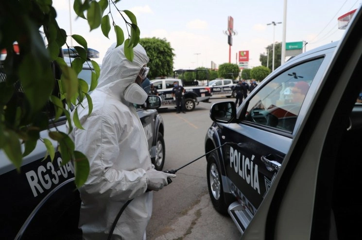 El gobierno de Ecatepec informó que cumple con las medidas establecidas para prevenir la propagación del coronavirus, que incluye la sanitización de las patrullas y armamento de la Dirección de Seguridad Pública municipal. Foto ‘La Jornada’