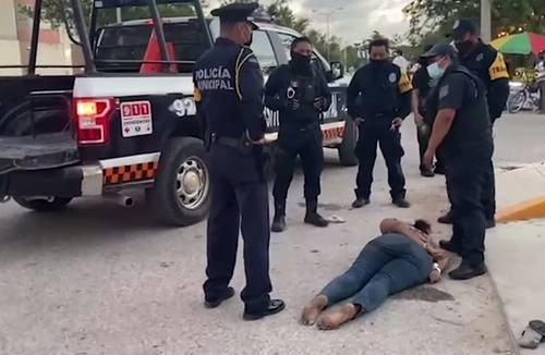 La necropsia que se practicó a la migrante salvadoreña Victoria Esperanza Salazar señala que ésta sufrió fractura de primera y segunda vértebras cervicales al ser sometida con extrema violencia por elementos policiacos en el municipio de Tulum. Imagen tomada de un video publicado en el Twitter de @jiminflover