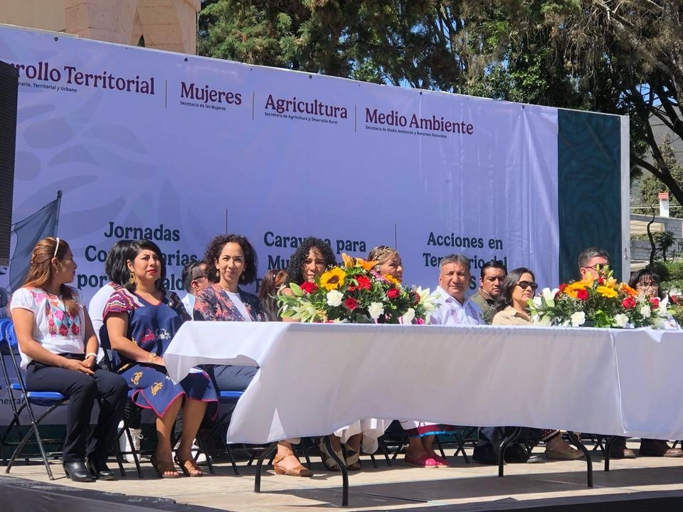 Durante tres días en Villa Tamazulapam del Progreso, Oaxaca, decenas de mujeres aprovecharon la instalación de módulos de información, entrega de documentos y levantamiento de listas de sucesión, jornadas de salud y la impartición de charlas sobre derechos y propiedad social, así como producción de bioinsumos