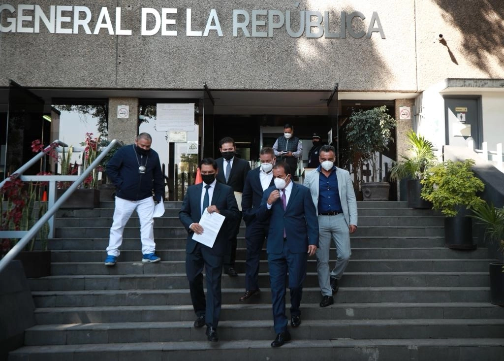 El gobernador de Morelos, Cuauhtémoc Blanco, a su salida de las instalaciones de la Fiscalía General de la República en la Ciudad de México, donde presentó una denuncia de hechos en contra de quien resulte responsable por las amenazas que él y su familia por parte de grupos del crimen organizado que operan en la entidad, el 17 de enero de 2022. Foto Alfredo Domínguez