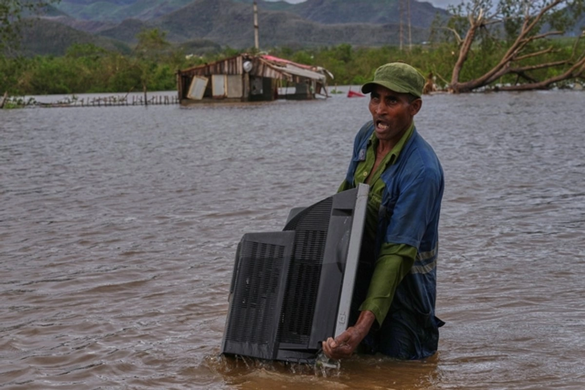 Damnificado por lluvias tras el huracán 'Melissa' en Santiago de Cuba. Foto 