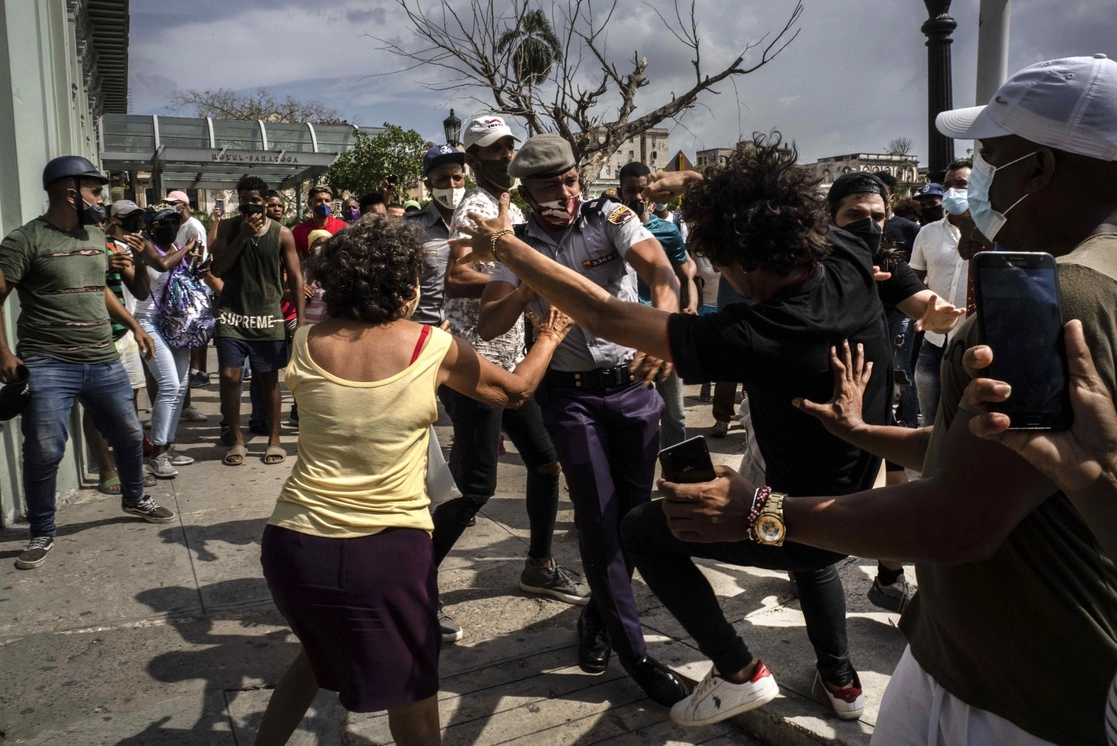 La policía pelea y detiene a un manifestante antigubernamental durante una protesta en La Habana, Cuba, 11 de julio de 2021. Foto Ap