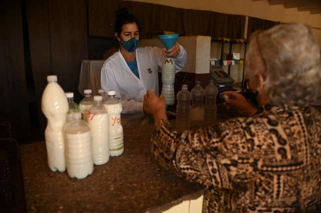 La leche es un productos que tiene que evadir el bloqueo económico de Estados Unidos para llegar a Cuba. Foto Afp