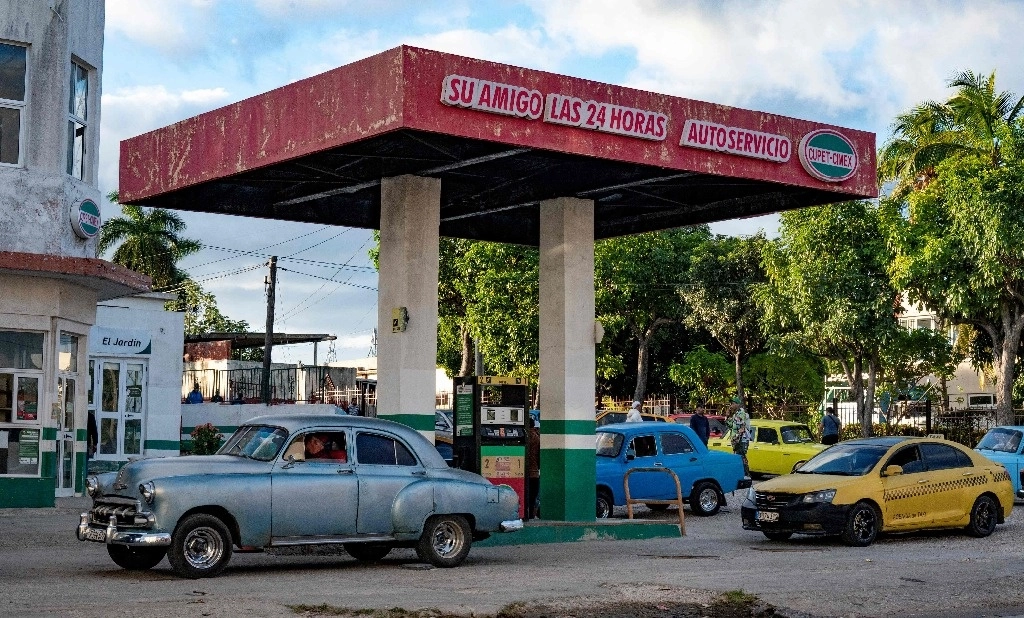 Estas medidas distan de ser populares en Cuba, donde los precios se han disparado por el desabastecimiento y la especulación, y los salarios resultan insuficientes para satisfacer determinadas necesidades de consumo. En la imagen, una gasolinera en La Habana. Foto Afp.