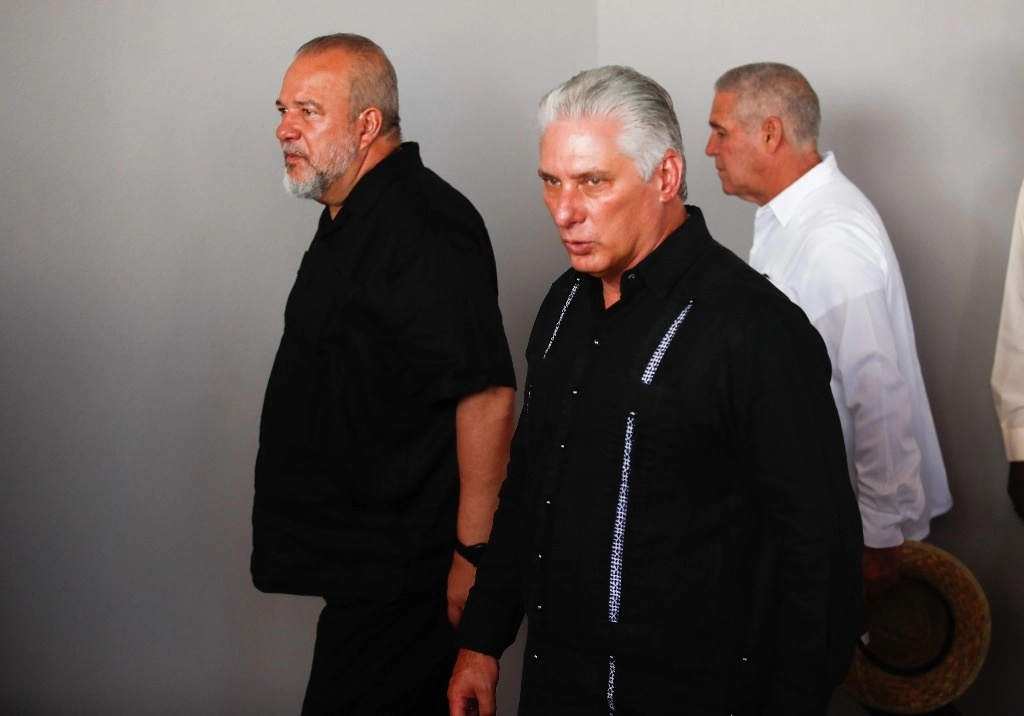 En primer plano, el presidente de Cuba, Miguel Mario Díaz-Canel, durante su visita a la Feria Internacional de Turismo, que se lleva a cabo en Cayo Coco, Cuba, el 3 de mayo de 2024. Foto Víctor Camacho