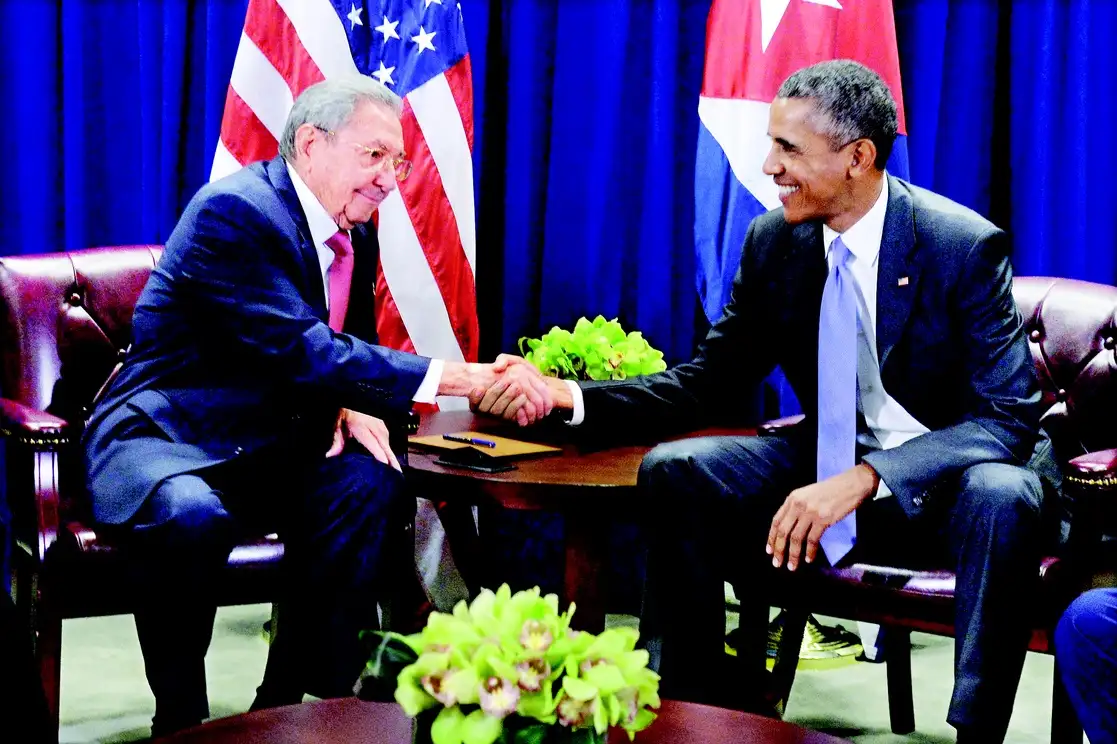 Barack Obama mostró más apertura hacia Cuba que Joe Biden, quien fue su vicepresidente. En la imagen, el ex mandatario estadunidense estrecha la mano de Raúl Castro en la sede de Naciones Unidas, en septiembre de 2015. Foto Xinhua 