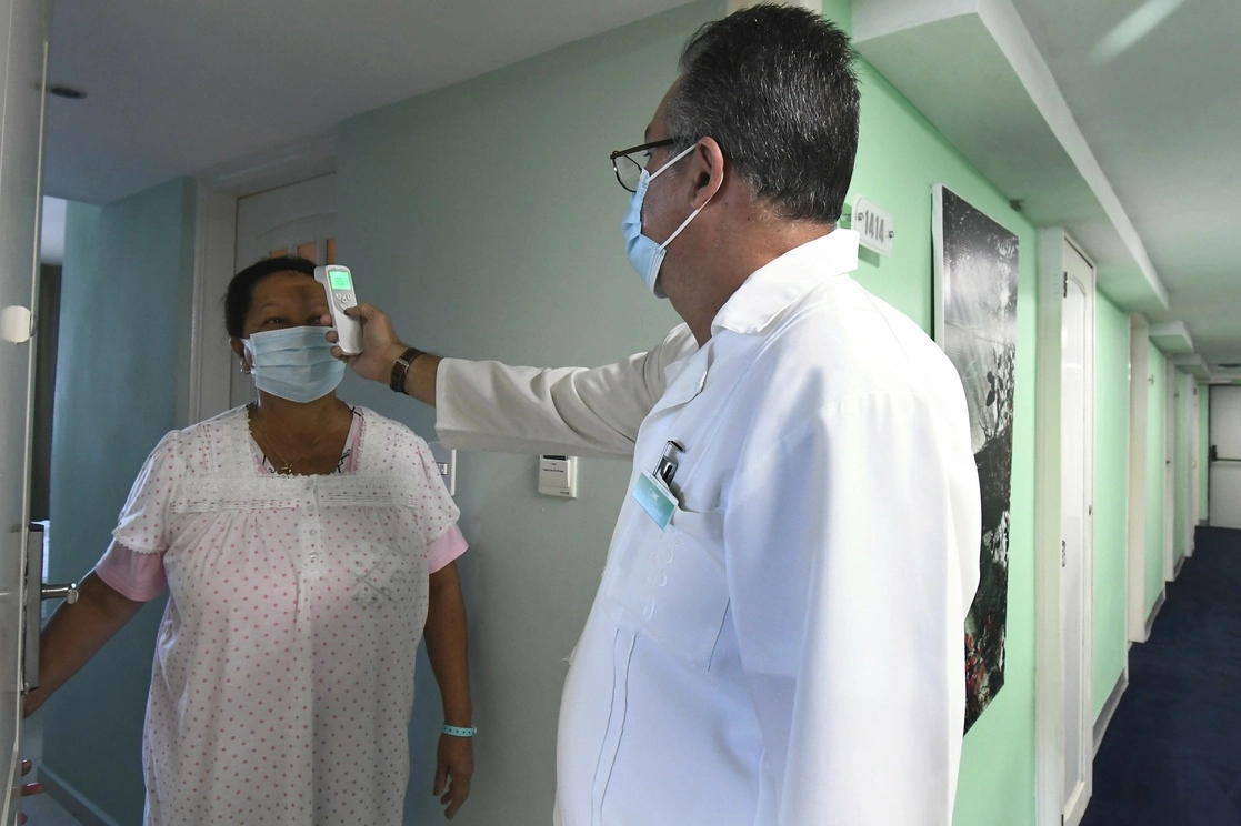 Revisión sanitaria en Cuba. Foto Xinhua
