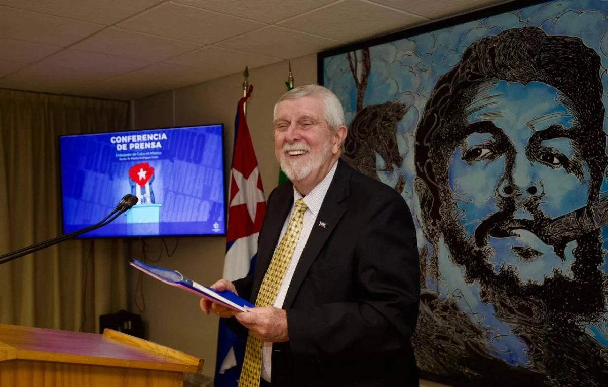 El embajador de Cuba en México, Marcos Rodríguez, ofrece una conferencia de prensa sobre el impacto del bloqueo económico, comercial y financiero impuesto por el gobierno de Estados Unidos, el 27 de octubre de 2025. 