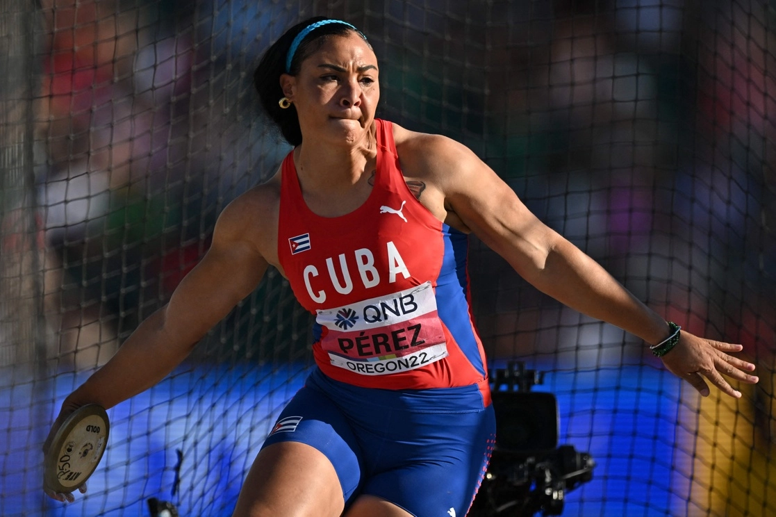 Cuba, que en Eugene-2022 firmó su peor actuación en campeonatos mundiales de atletismo, sufrió tres fugas en esa lid, incluida la de su estelar discóbola Yaimé Pérez. Foto Afp / Archivo
